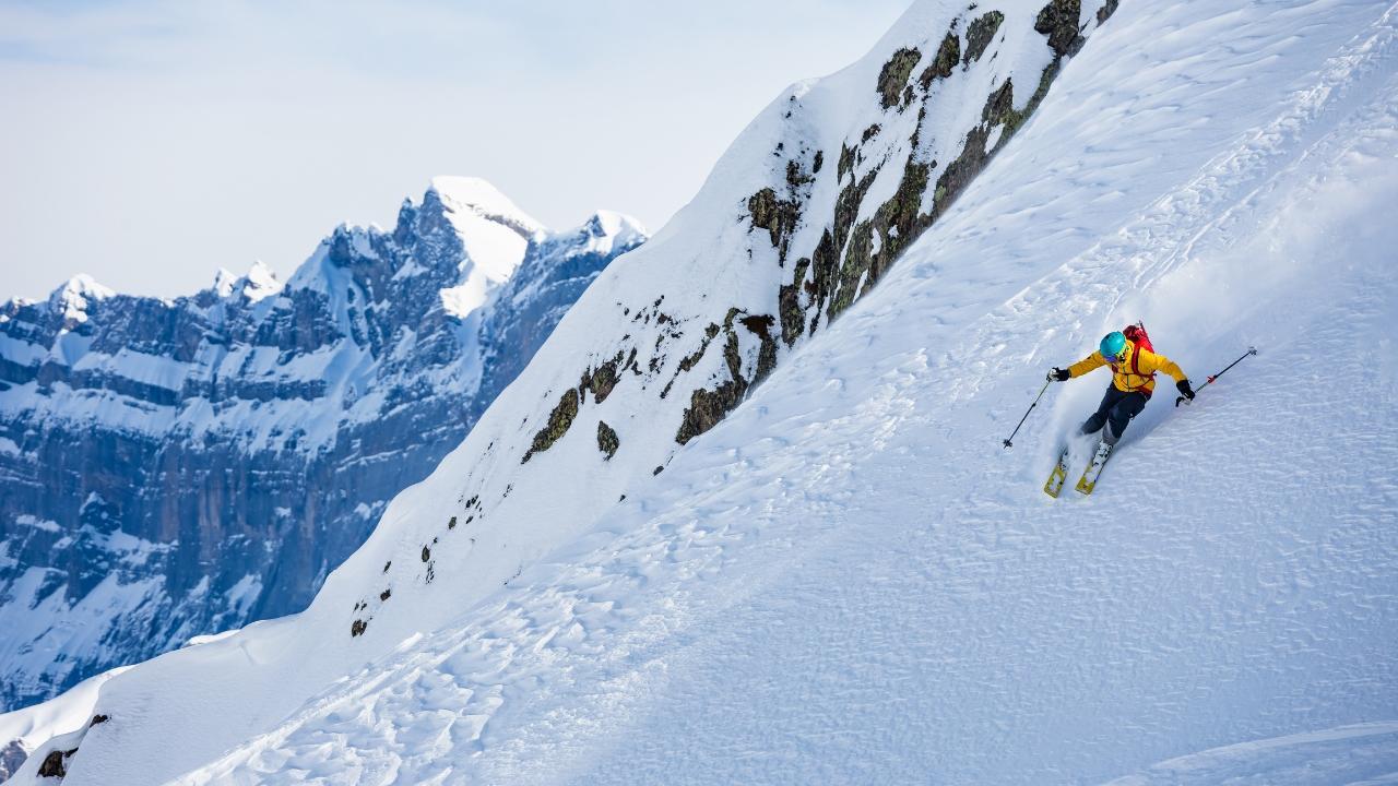 Comment skier dans la poudreuse ? Freeride
